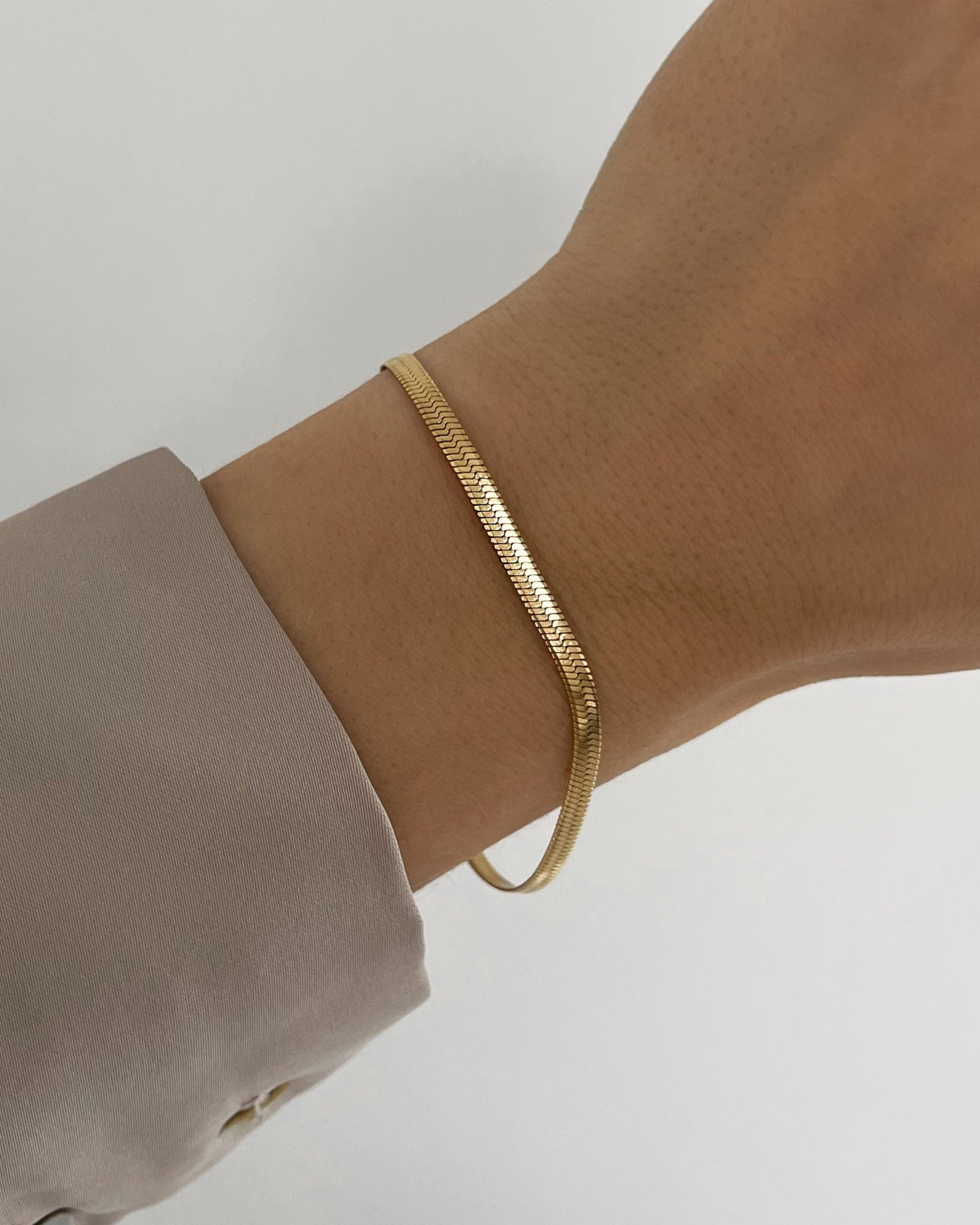 Feines, wasserfestes Edelstahl Armband in Schlangen Optik, getragen am Handgelenk.