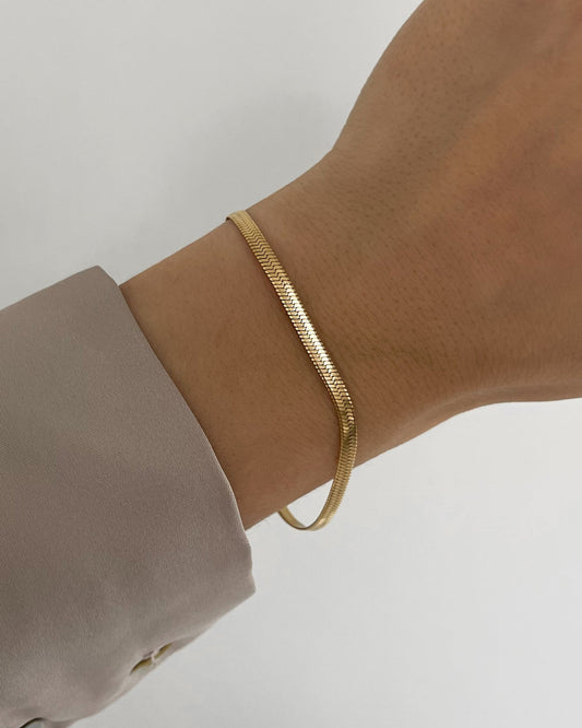 Feines, wasserfestes Edelstahl Armband in Schlangen Optik, getragen am Handgelenk.