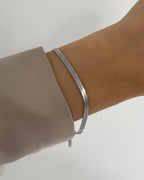 Feines, wasserfestes Edelstahl Armband in Schlangen Optik, getragen am Handgelenk.