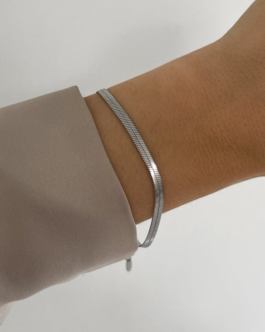 Feines, wasserfestes Edelstahl Armband in Schlangen Optik, getragen am Handgelenk.