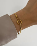 Wasserfestes Edelstahl Armband mit Schlangenoptik und Ösen Verschluss um Charms zu befestigen getragen am Handgelenk.