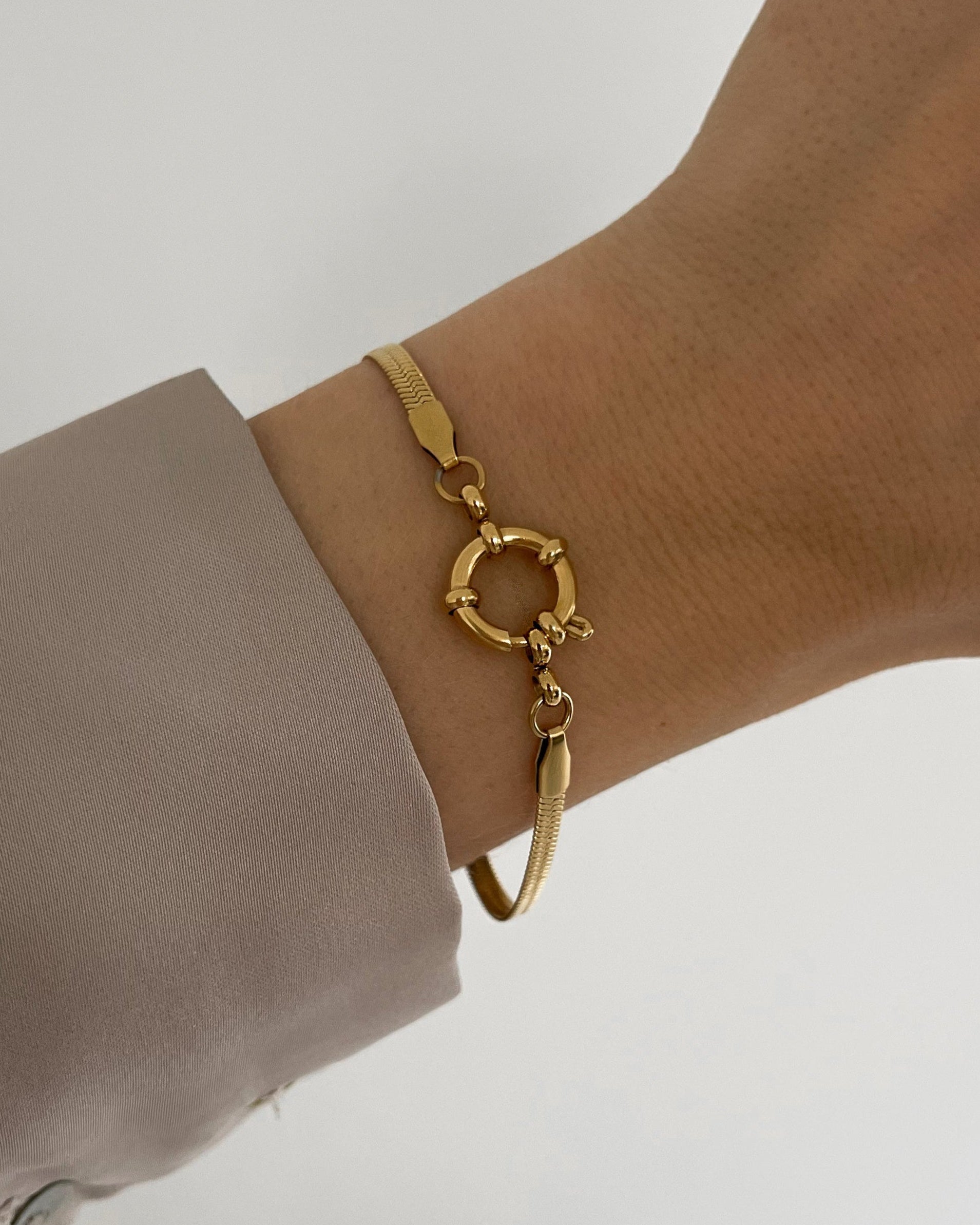 Wasserfestes Edelstahl Armband mit Schlangenoptik und Ösen Verschluss um Charms zu befestigen getragen am Handgelenk.