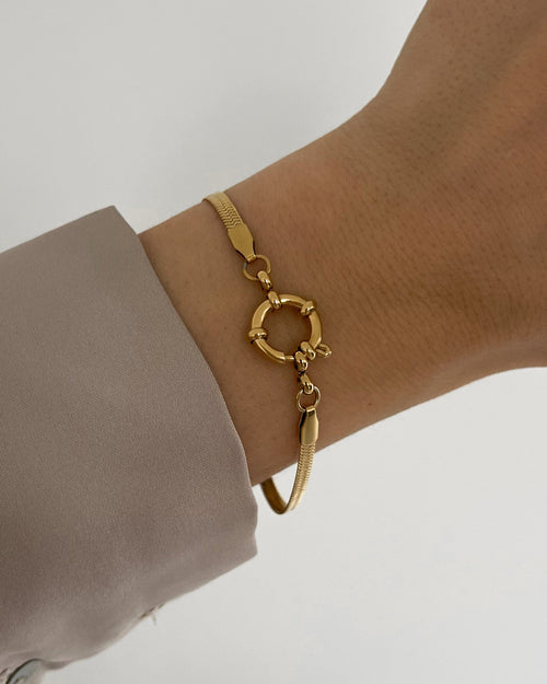 Wasserfestes Edelstahl Armband mit Schlangenoptik und Ösen Verschluss um Charms zu befestigen getragen am Handgelenk.