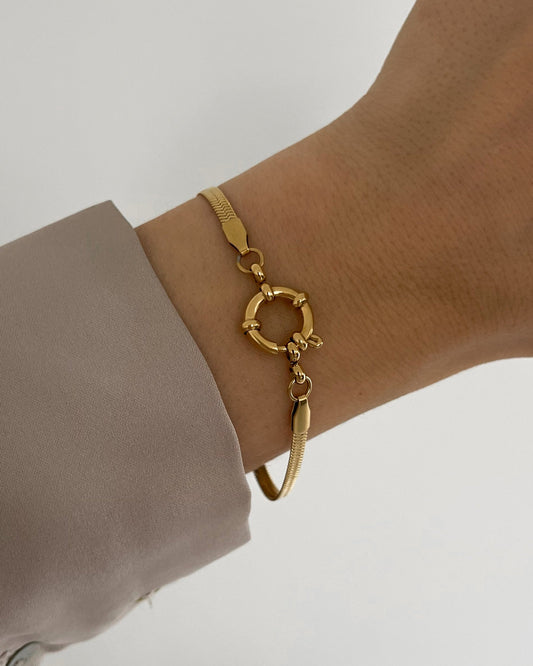 Wasserfestes Edelstahl Armband mit Schlangenoptik und Ösen Verschluss um Charms zu befestigen getragen am Handgelenk.