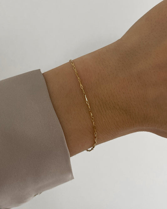 Feines, wasserfestes Edelstahl Armband, getragen am Handgelenk.