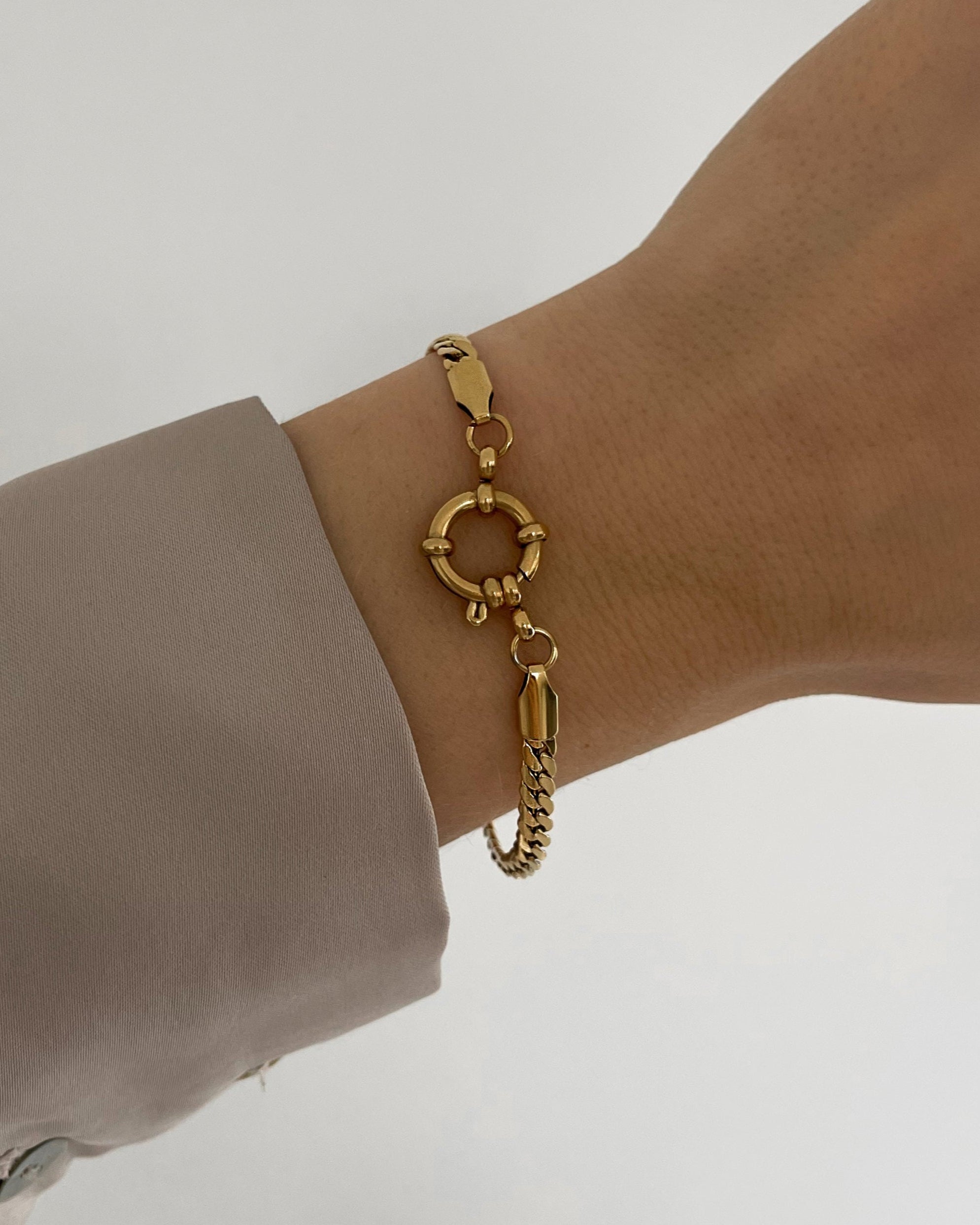 Wasserfestes Edelstahl Armband mit groben Design mit Ösenverschluss um Charms zu befestigen, getragen am Handgelenk.