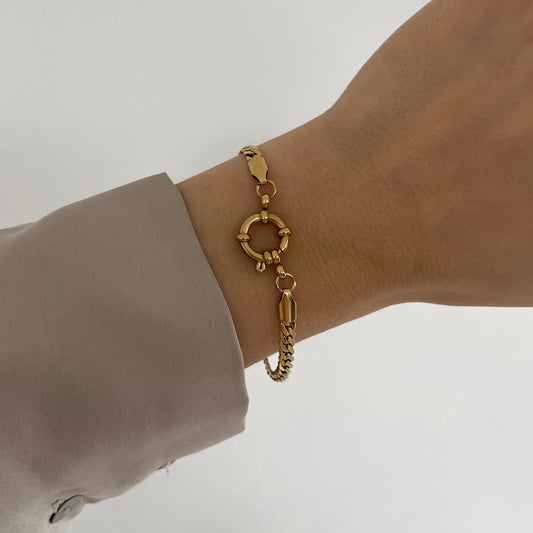 Wasserfestes Edelstahl Armband mit groben Design mit Ösenverschluss um Charms zu befestigen, getragen am Handgelenk.