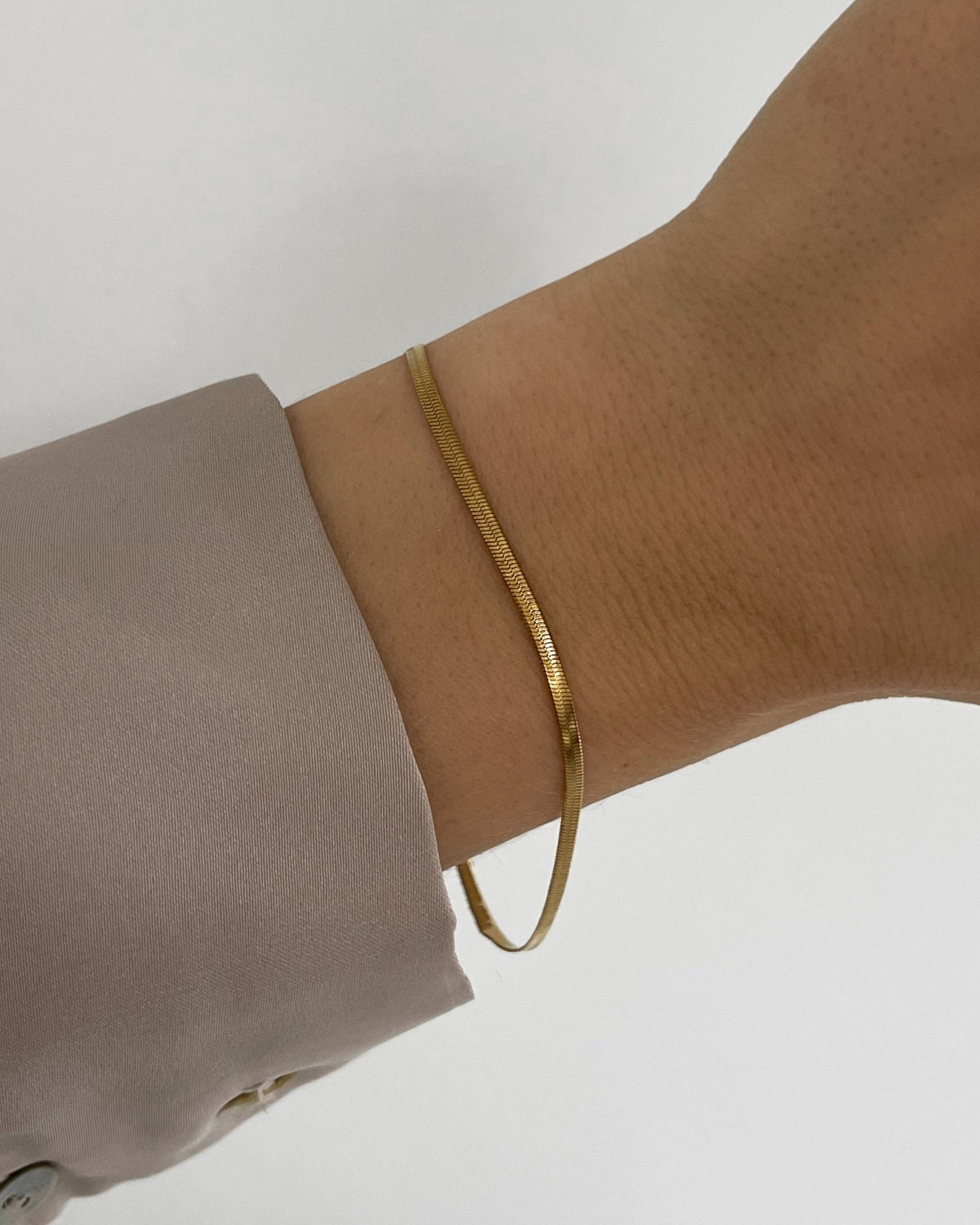 Feines, wasserfestes Edelstahl Armband in Schlangen Optik, getragen am Handgelenk.