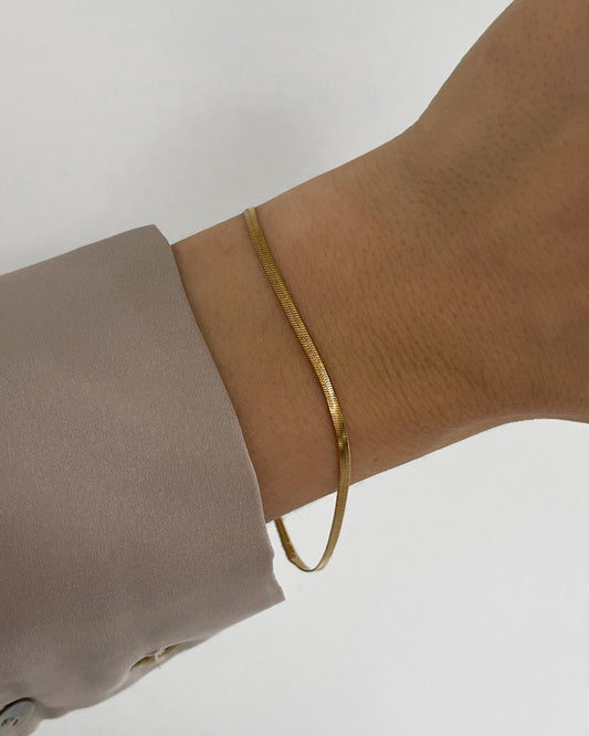 Feines, wasserfestes Edelstahl Armband in Schlangen Optik, getragen am Handgelenk.