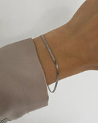 Feines, wasserfestes Edelstahl Armband in Schlangen Optik, getragen am Handgelenk.