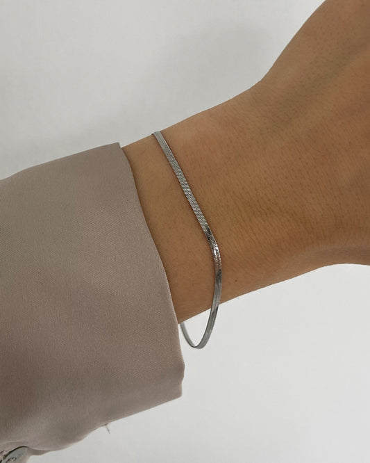 Feines, wasserfestes Edelstahl Armband in Schlangen Optik, getragen am Handgelenk.