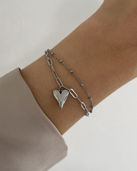 Wasserfestes, doppellagiges Edelstahl Armband mit Herz Anhänger in silber.