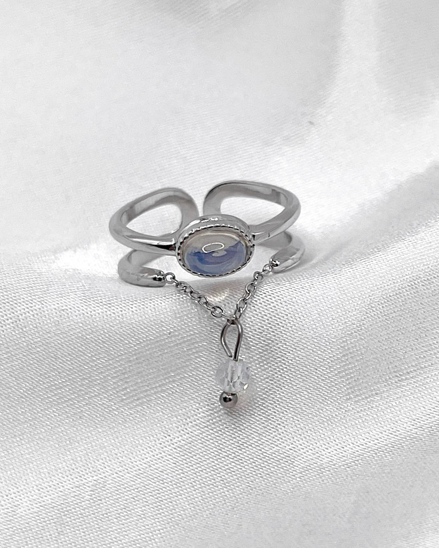 Doppellagiger Ring mit schimmerndem Detail und Kettendesign in silber.