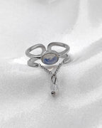 Doppellagiger Ring mit schimmerndem Detail und Kettendesign in silber.