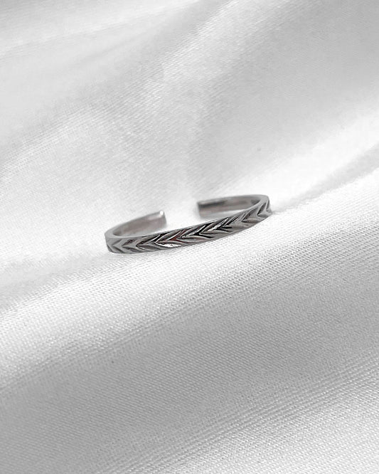 Verstellbarer, feiner Edelstahlring mit dezentem Muster in silber.