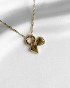 Wasserfester Edelstahl Charm in Herz Form an filigraner Kette.