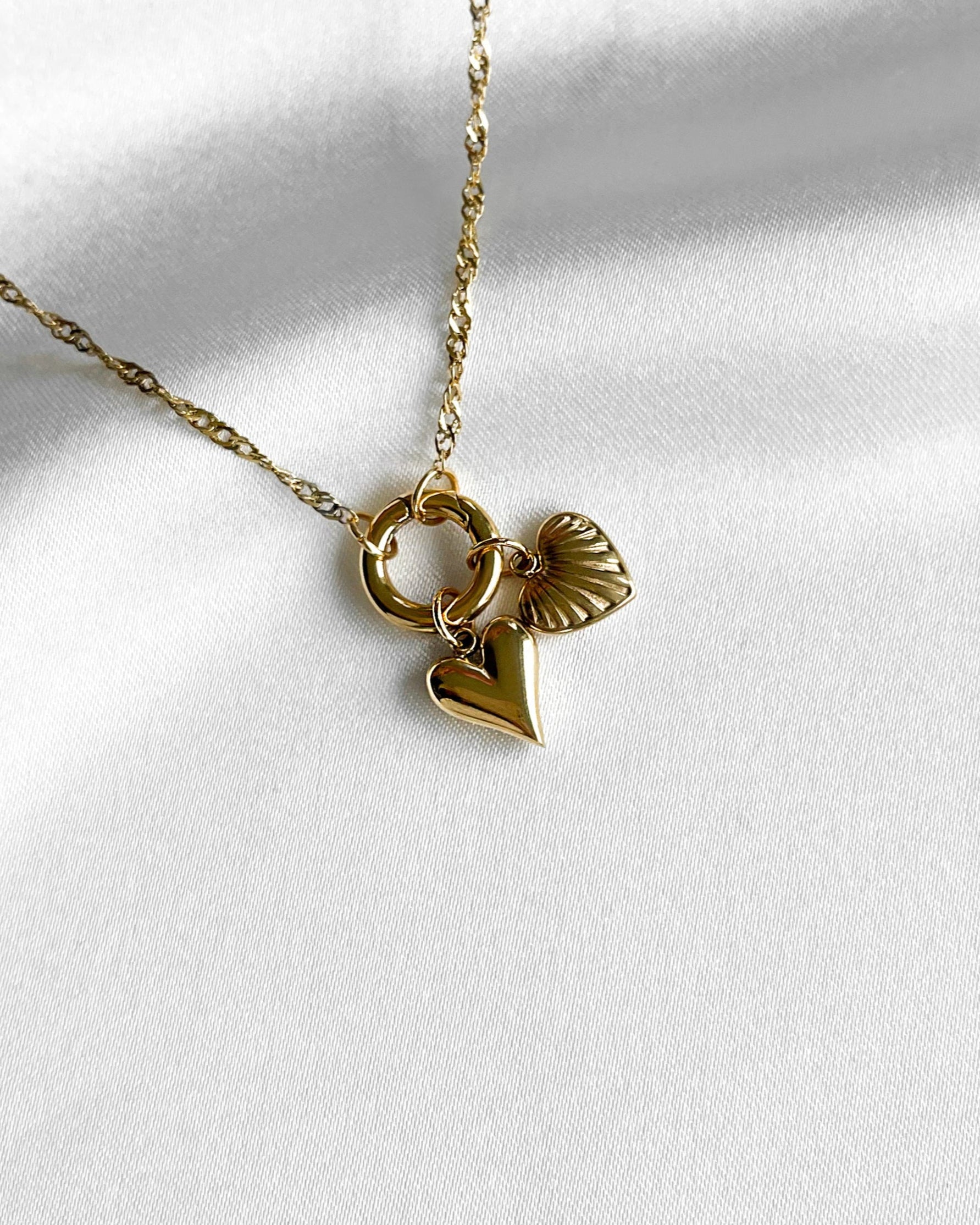 Wasserfester Edelstahl Charm in Herz Form an filigraner Kette.