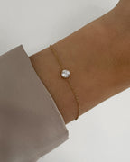 Armband ''Stone'' hat ein feines Design mit einem runden Zirkonia Stein, getragen am Handgelenk in gold.