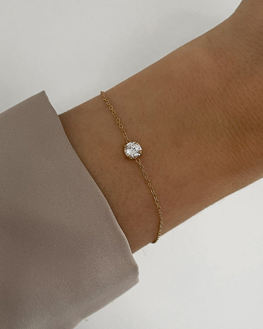 Armband ''Stone'' hat ein feines Design mit einem runden Zirkonia Stein, getragen am Handgelenk in gold.