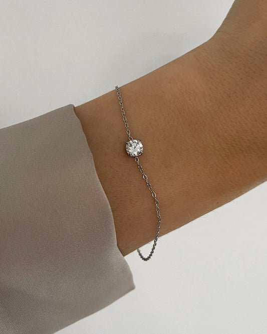 Armband ''Stone'' hat ein feines Design mit einem runden Zirkonia Stein, getragen am Handgelenk in silber.