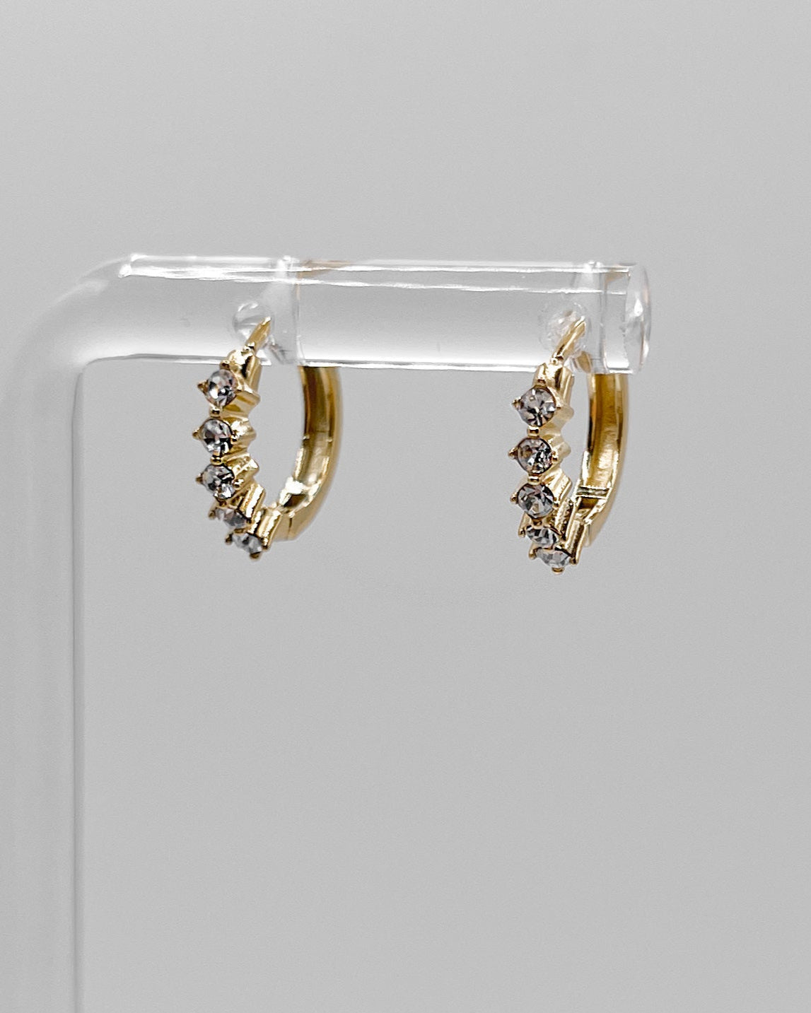 Funkelnde Ohrringe mit fünf Zirkonia Steinen in gold.