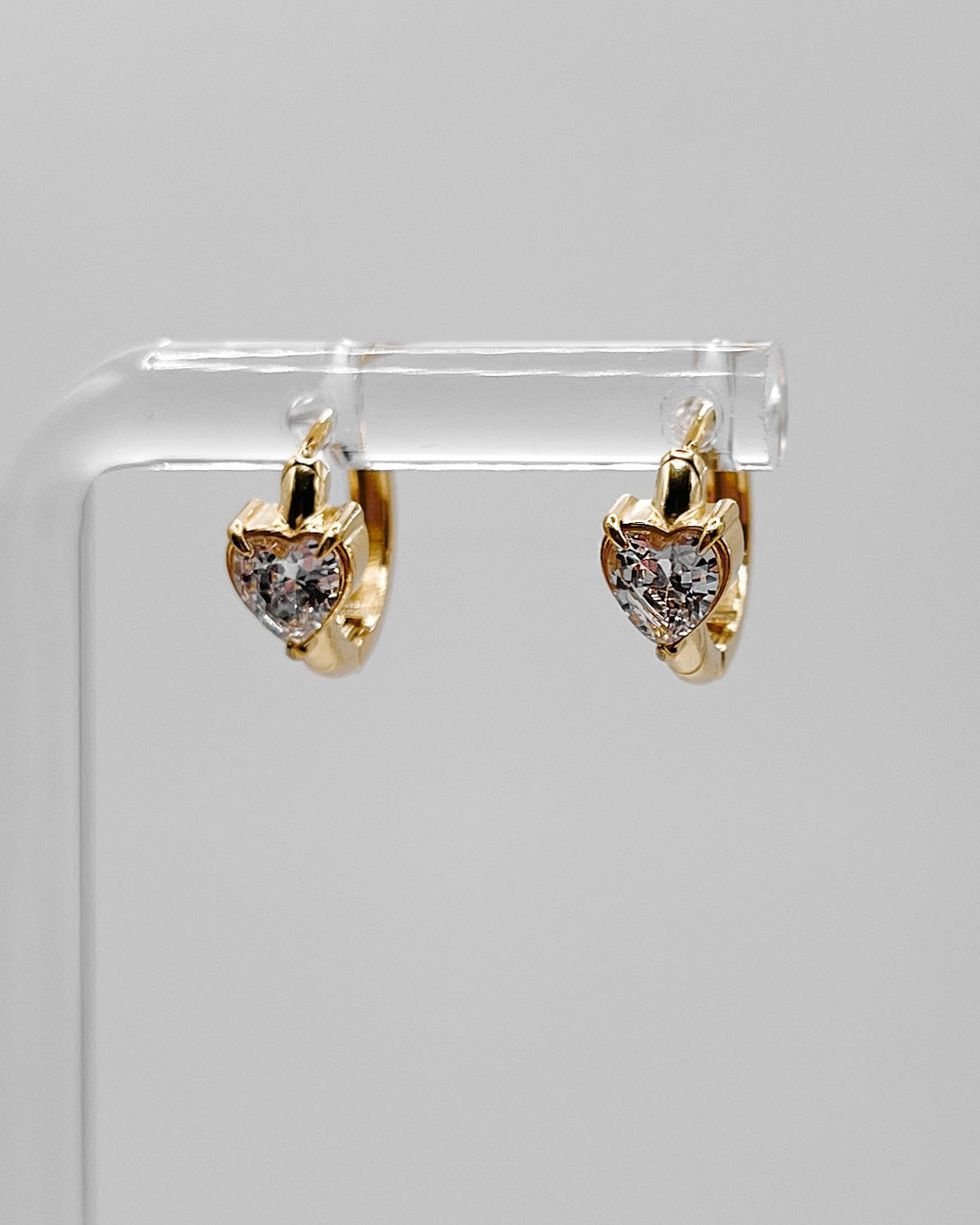 Süße Ohrringe mit verspieltem Herz-Design aus Zirkonia Steinen, in gold.
