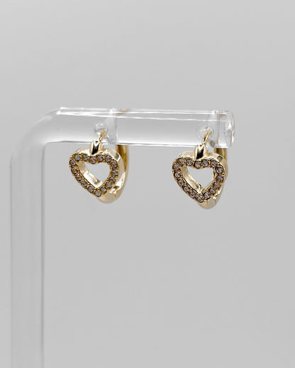 Süße Ohrringe mit verspieltem Herz-Design aus Zirkonia Steinen in gold.