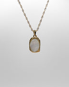 Goldene Halskette mit Ovalem Anhänger aus weißer Muschelperle.