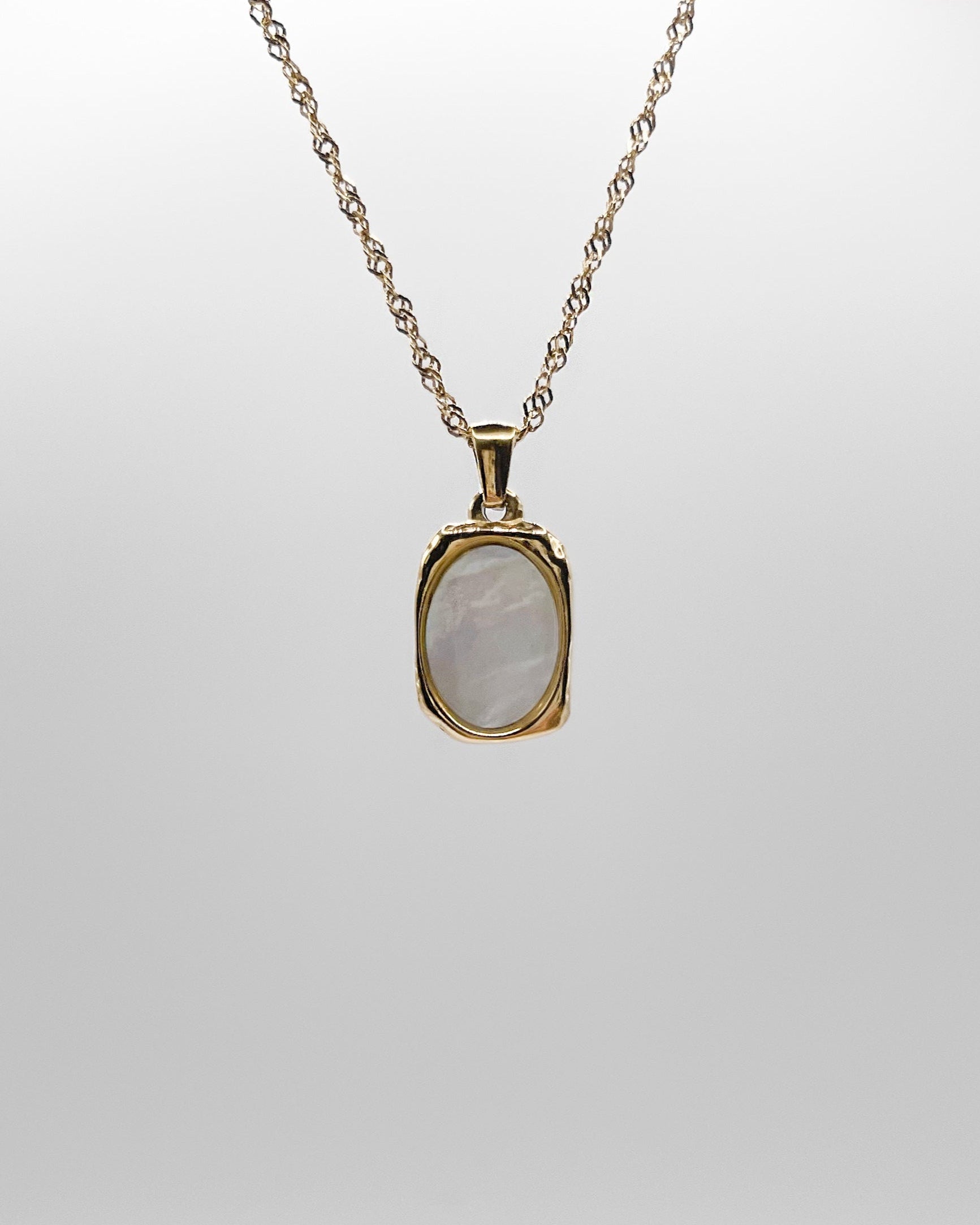 Goldene Halskette mit Ovalem Anhänger aus weißer Muschelperle.