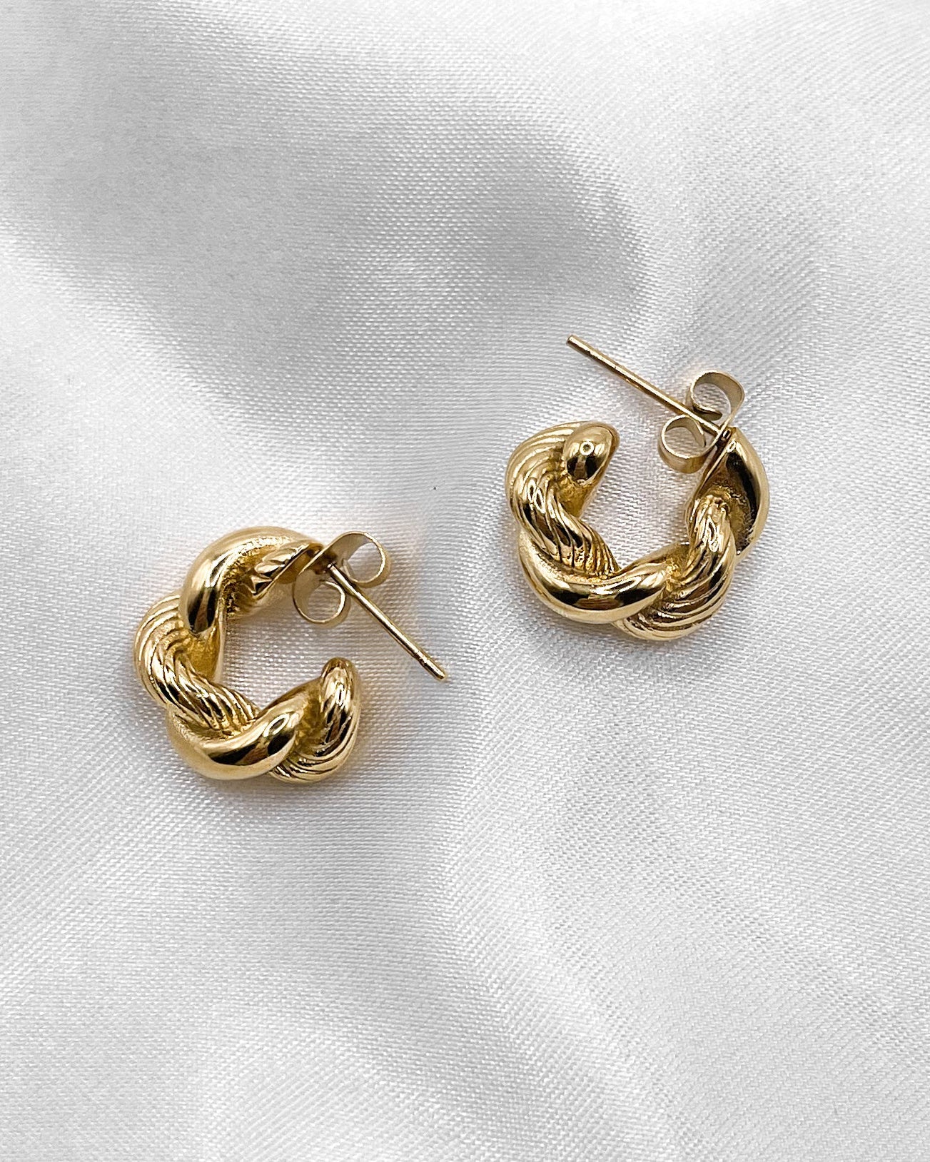 Goldene Ohrstecker in gedrehtem Design.