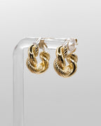 Goldene Ohrstecker in gedrehtem Design.