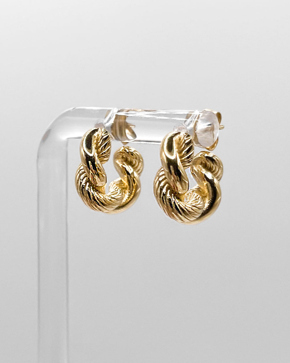 Goldene Ohrstecker in gedrehtem Design.