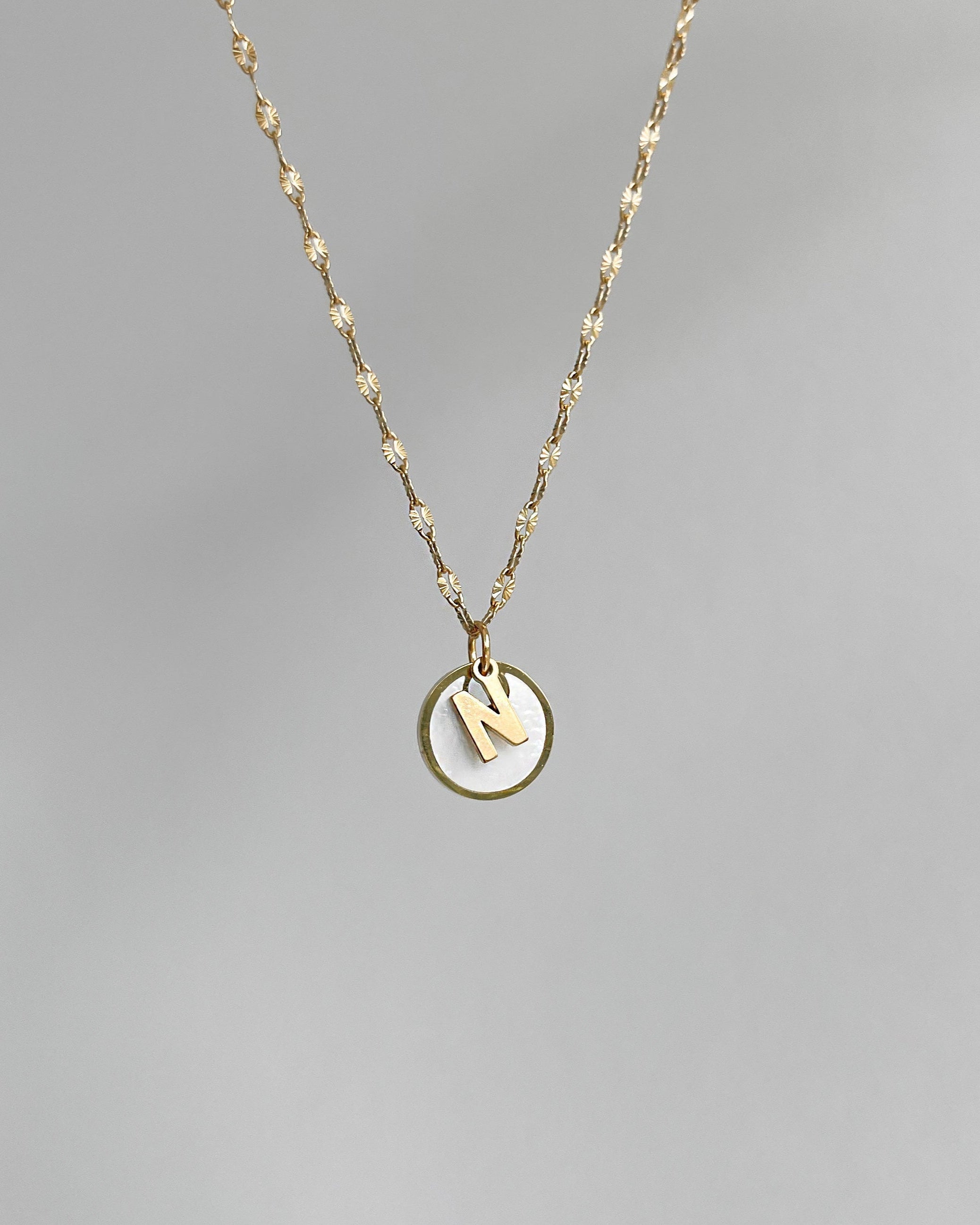 Wasserfester, runder Edelstahl Charm mit Perlmutt Optik an filigraner Kette mit Buchstaben Anhänger