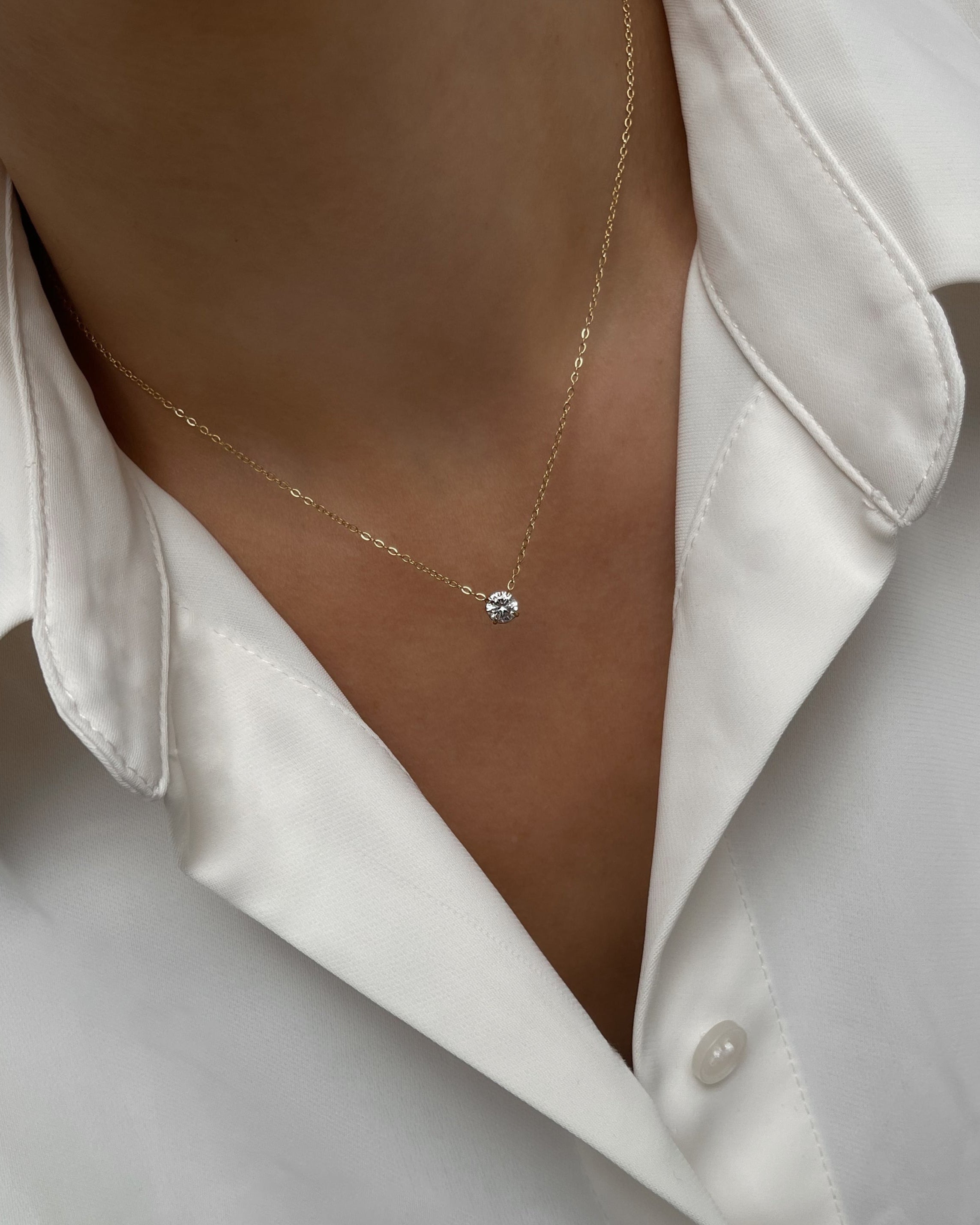 Halskette ''Stone'' hat ein feines Design mit einem runden Zirkonia Stein getragen.
