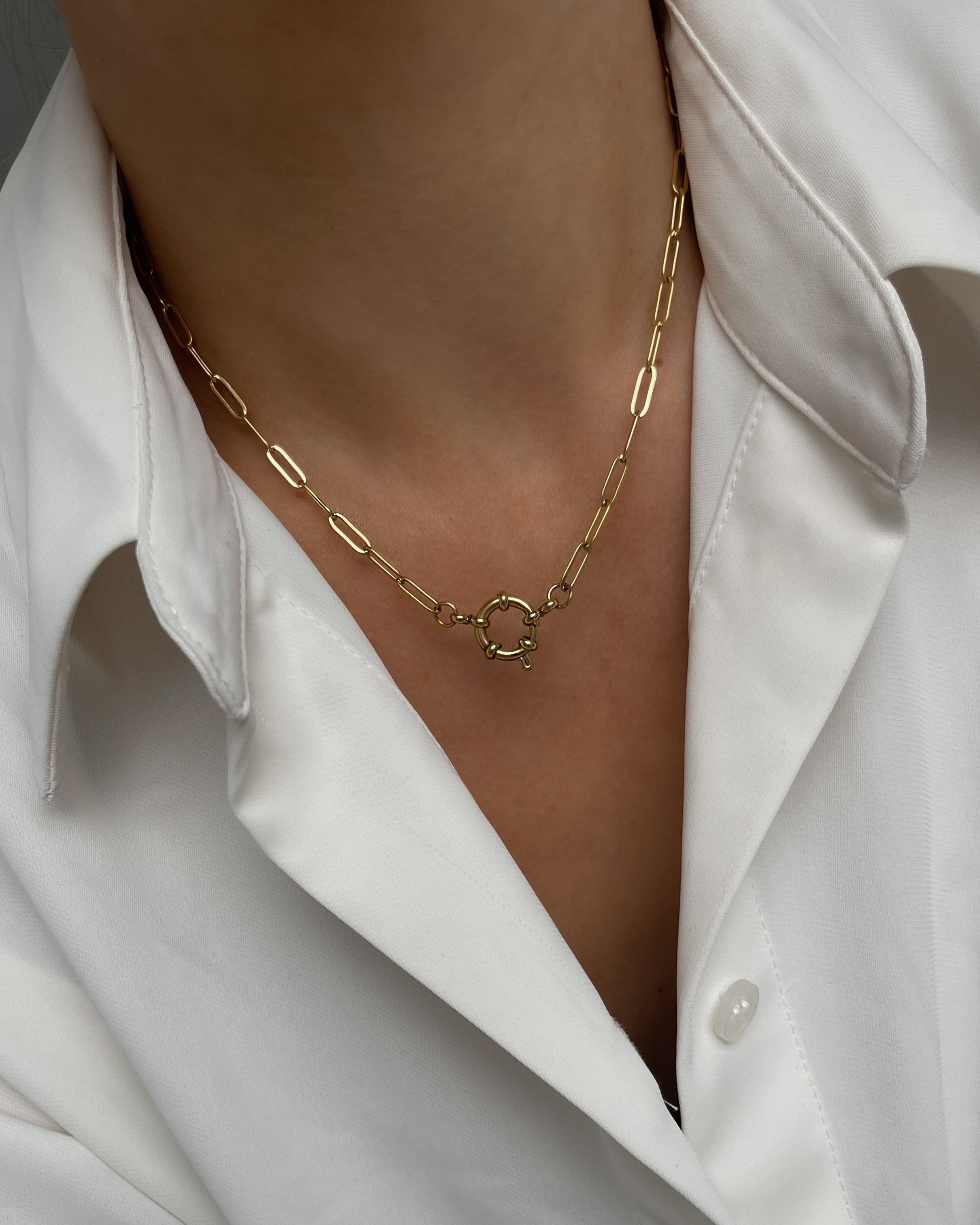 Halskette mit Ösenverschluss, aus Edelstahl ermöglicht es, nach Belieben verschiedene Charms anzuhängen und so die Kette individuell zu gestalten.