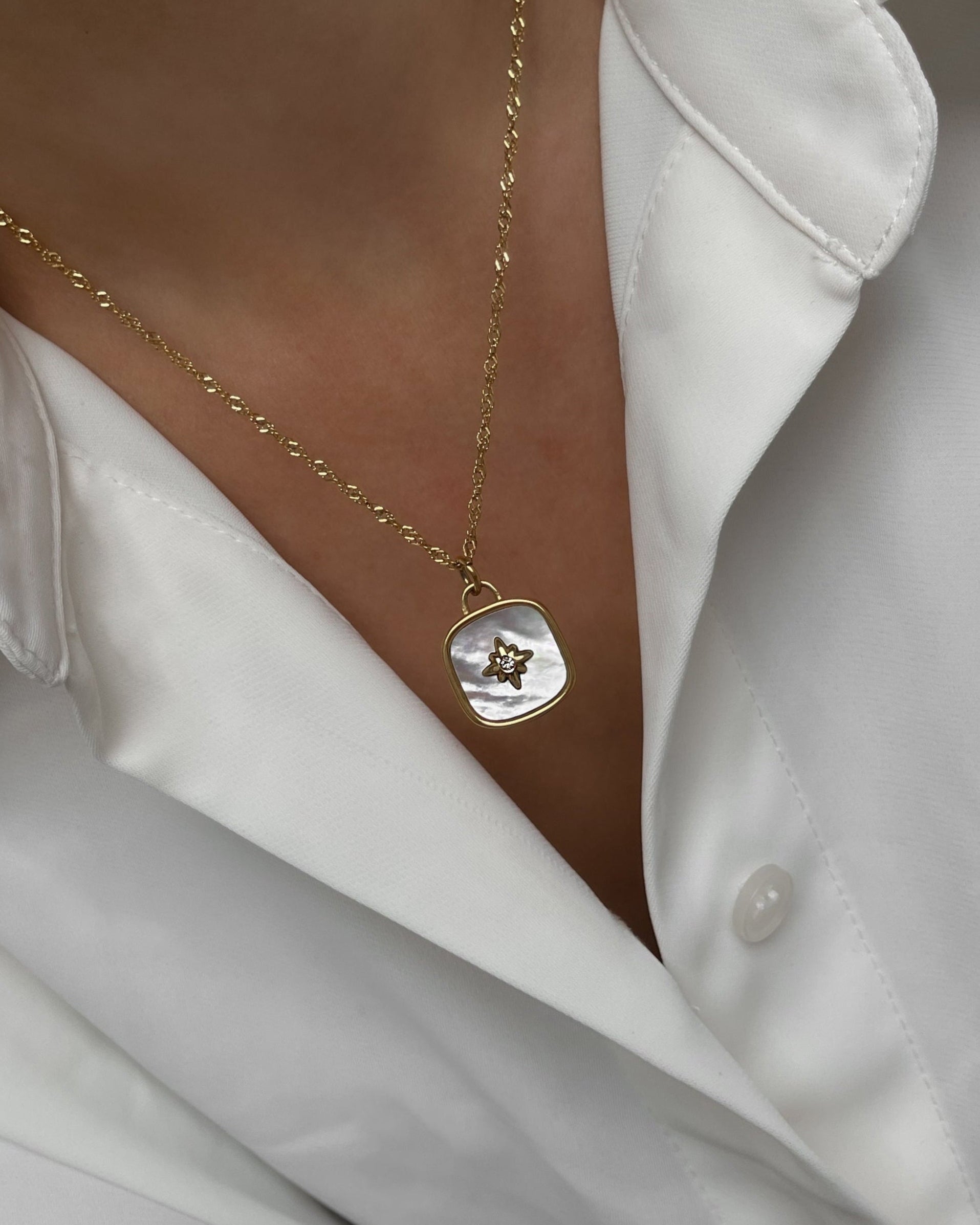 18k Vergoldete Edelstahlkette mit Perlmutt Design Anhänger, getragen mit einer weißen Bluse. 