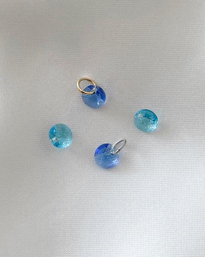 Geschliffener Glas Tropfen in blautönen.