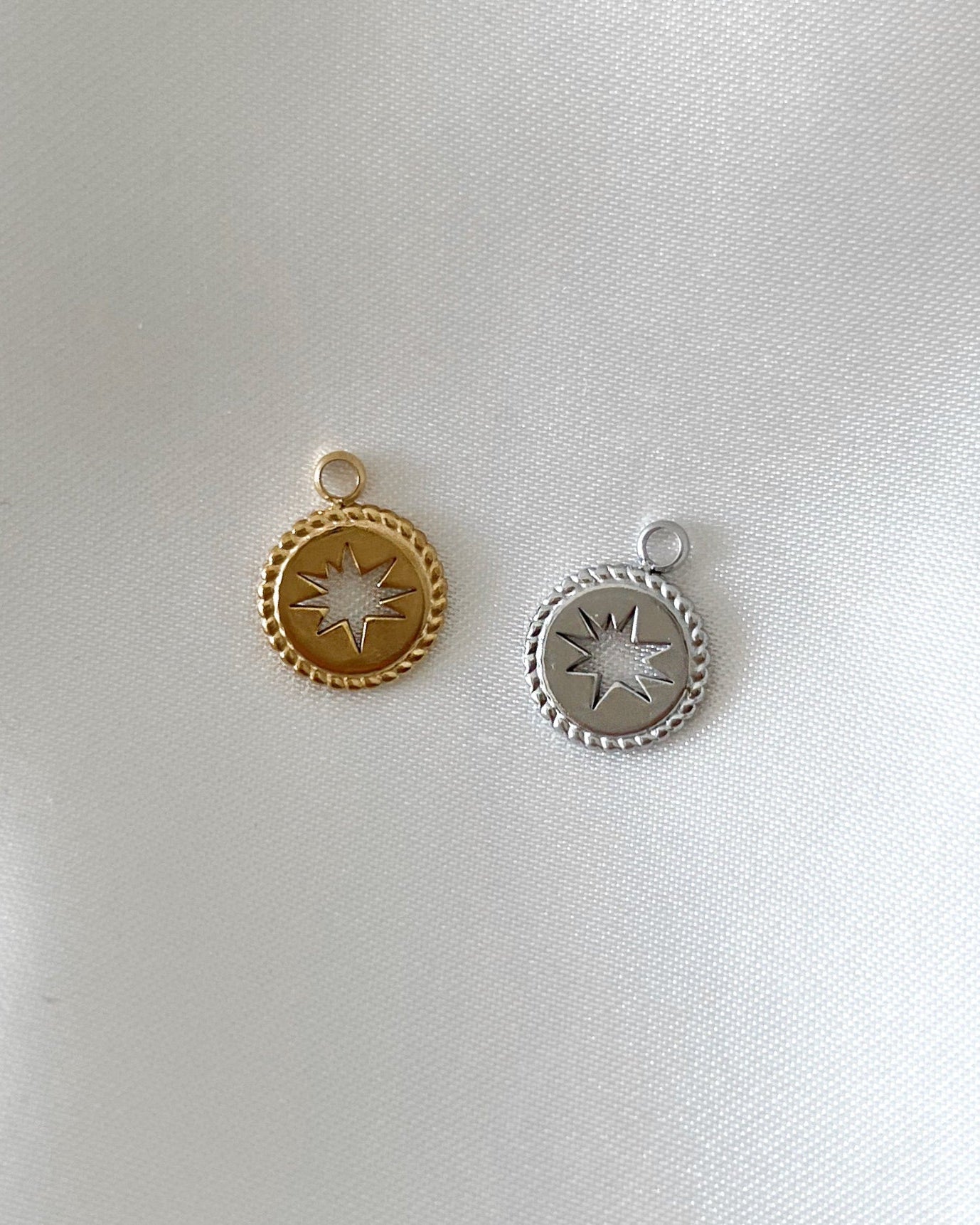 Runder Edelstahl Charm mit Stern. Wasserfest und hypoallergen.