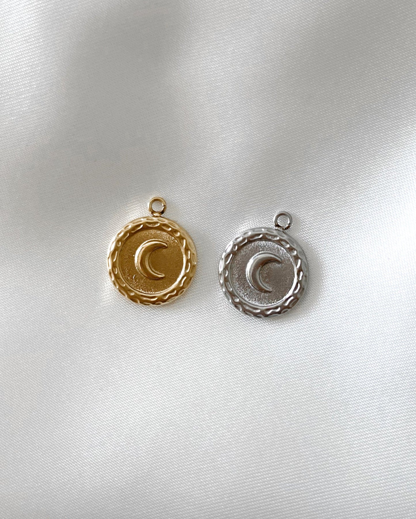 Wasserfester, runder Edelstahl Charm mit Mond Design.