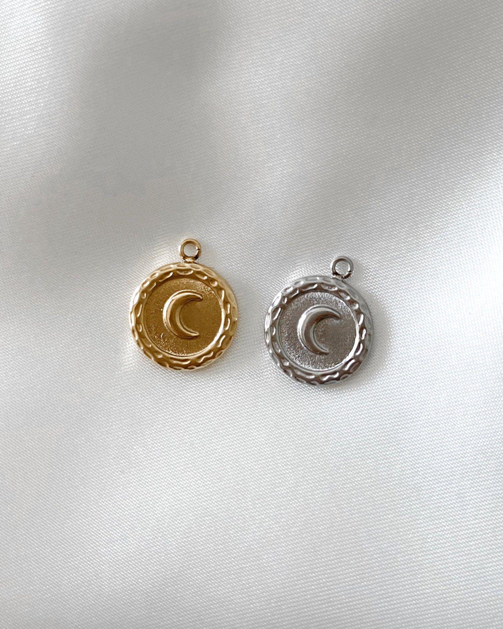 Wasserfester, runder Edelstahl Charm mit Mond Design.