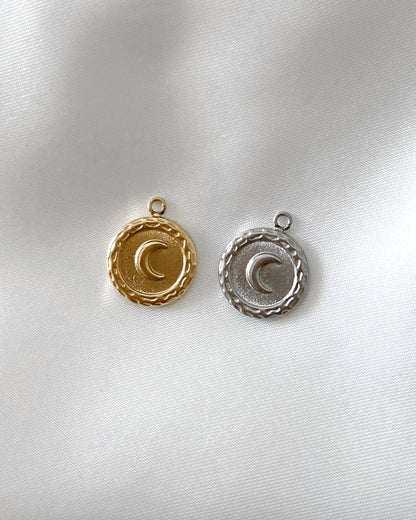 Wasserfester, runder Edelstahl Charm mit Mond Design.