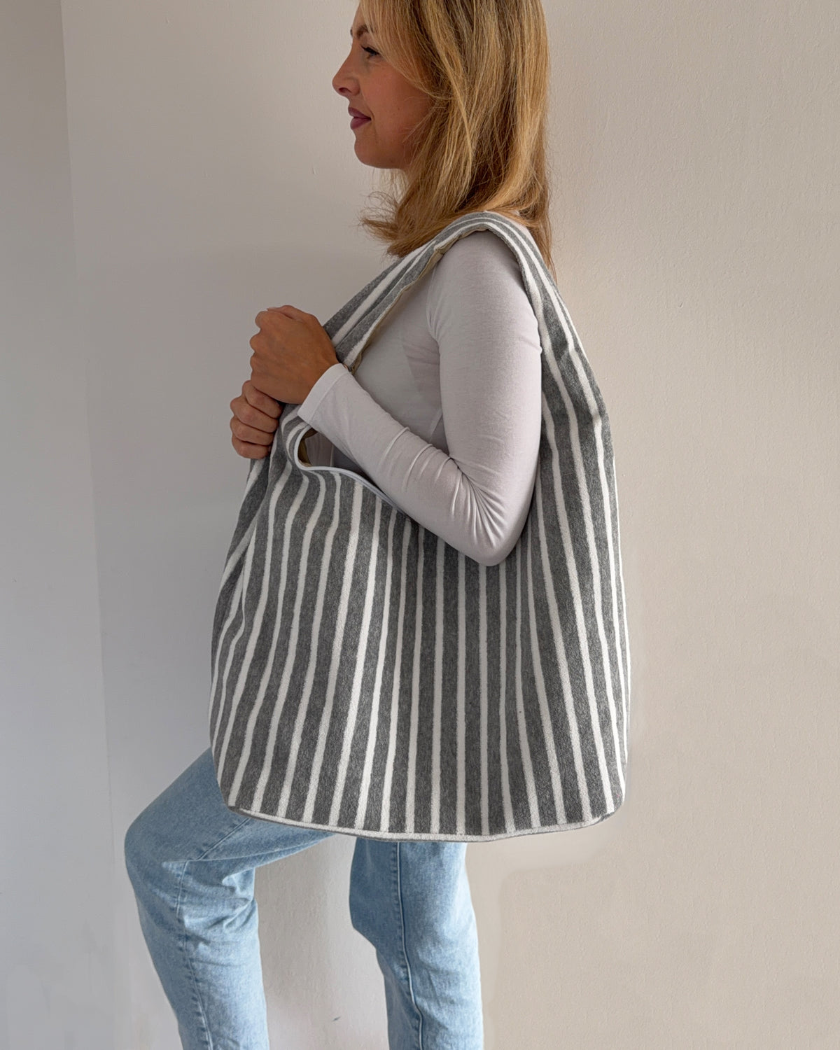 Striped Oversized Bag | Grau & Weiß