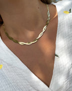 Vergoldete Edelstahl Kette in gedrehtem Schlangen Design, getragen zu einer weißen Bluse. Wasserfest und hypoallergen.