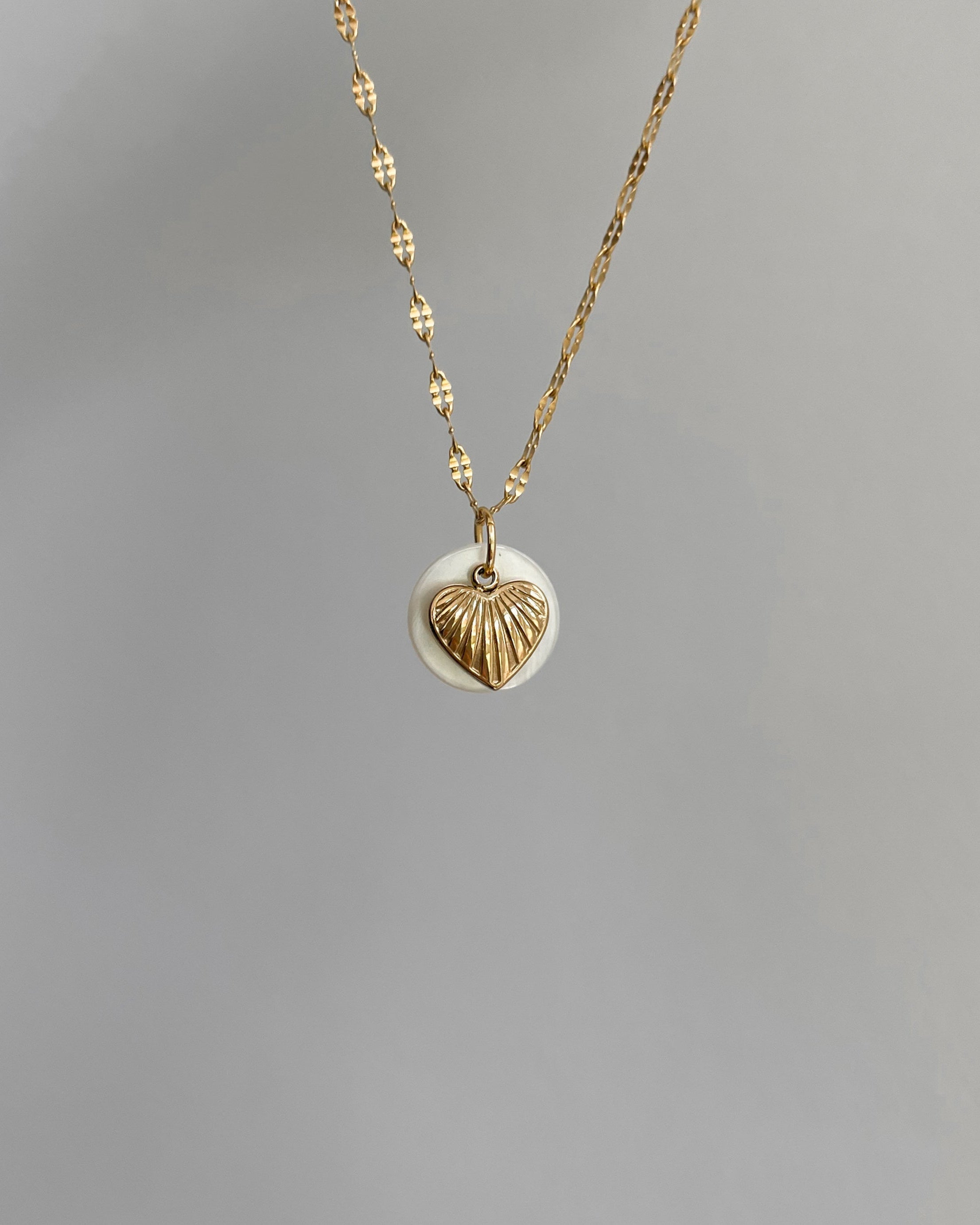 Runder, Muschel Perlen Anhänger an feiner Kette mit Herz Charm.