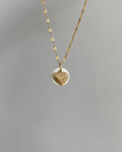 Runder, Muschel Perlen Anhänger an feiner Kette mit Herz Charm.