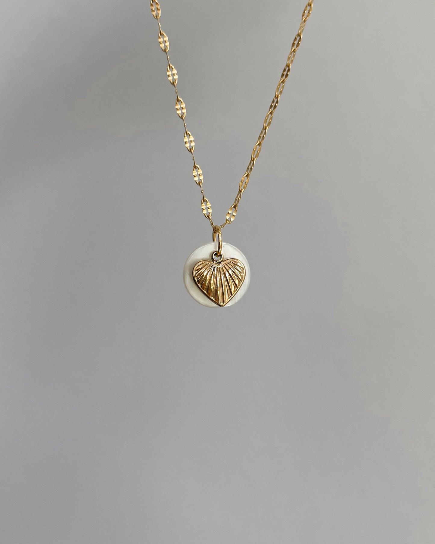 Edelstahl Charm in Herzform an einer filigranen Kette. Wasserfest und hypoallergen.