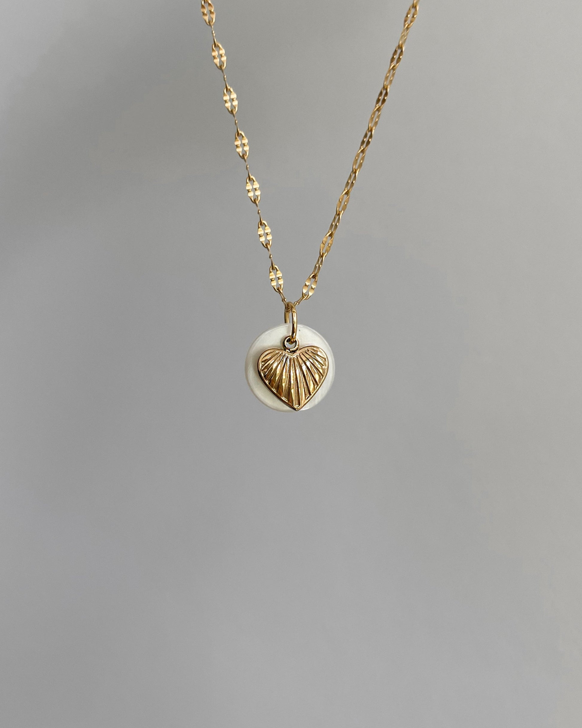 Edelstahl Charm in Herzform an einer filigranen Kette. Wasserfest und hypoallergen.