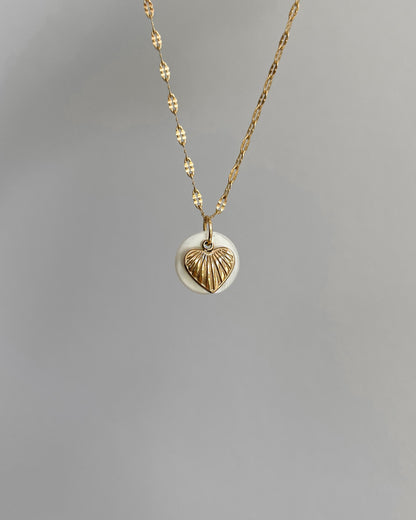 Edelstahl Charm in Herzform an einer filigranen Kette. Wasserfest und hypoallergen.