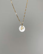 Runder, Muschel Perlen Anhänger an feiner Kette mit Buchstaben Charm.
