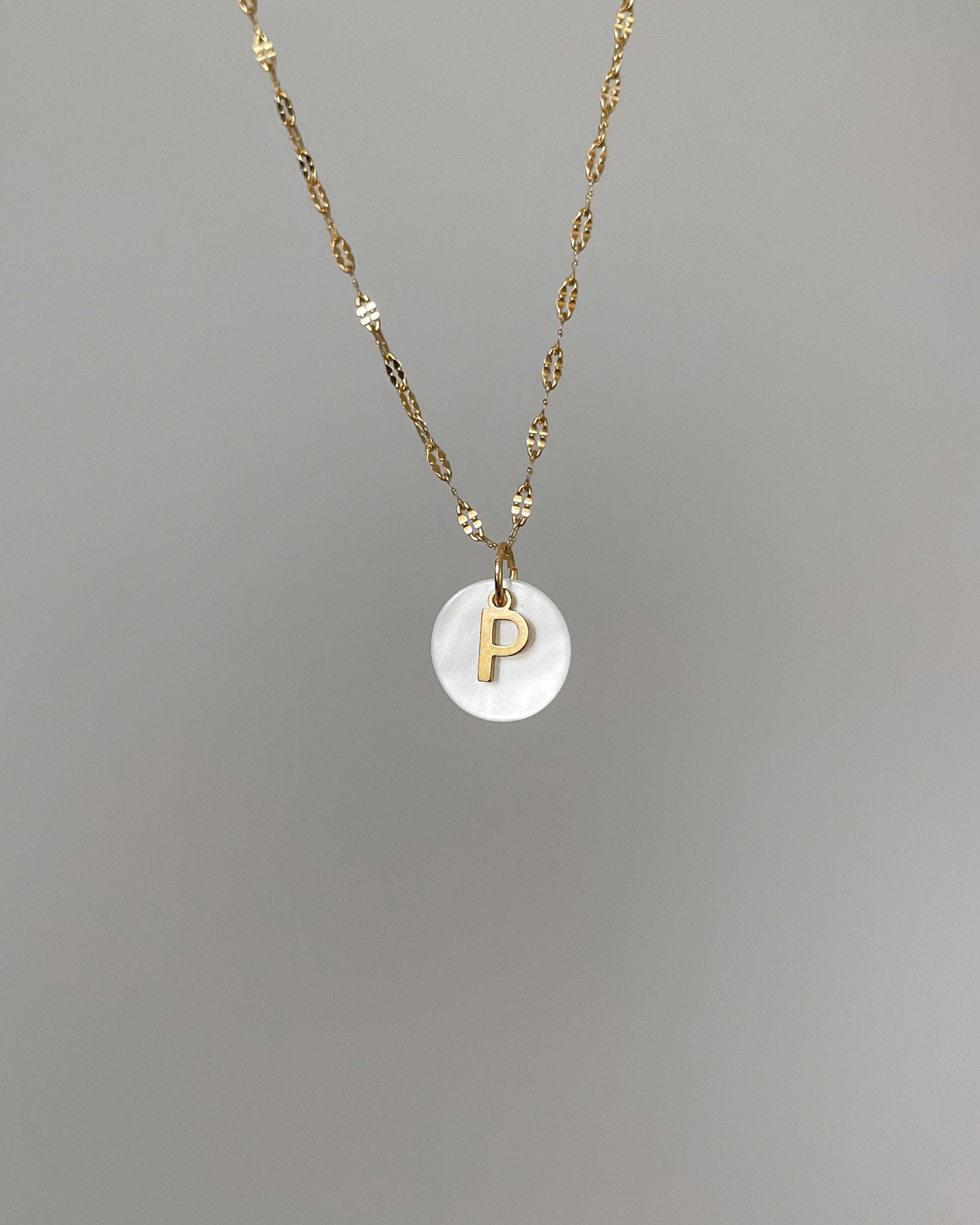Runder, Muschel Perlen Anhänger an feiner Kette mit Buchstaben Charm.
